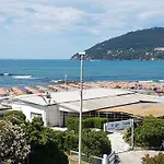 Casa Bea Marinella 마리넬라 디 사르차나
