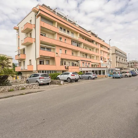 Casa Bea Marinella * מארינלה די סרזאנה